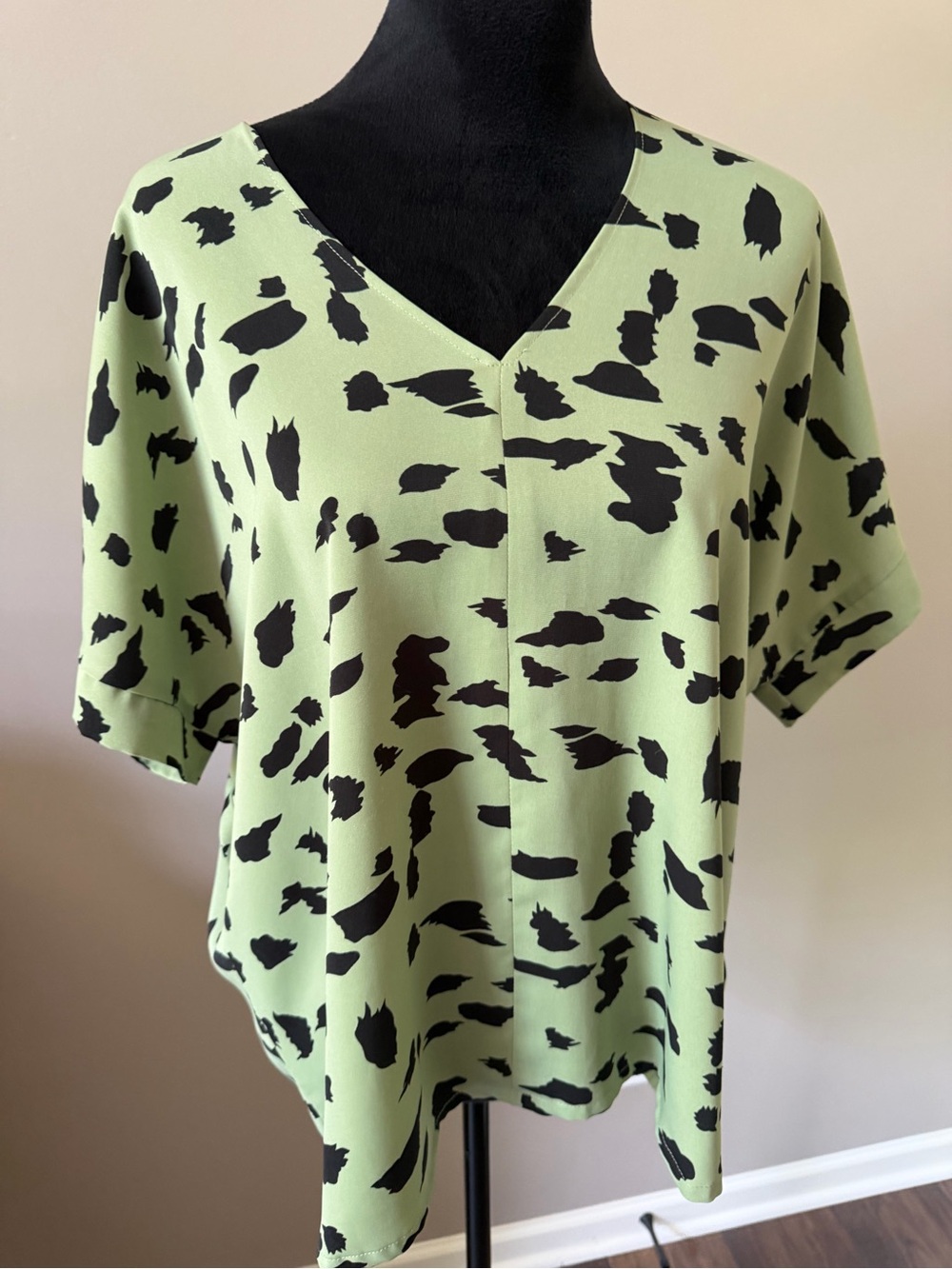 Bungalows Light Green V-Neck Short Sleeve Top w/ Black Dalmatian Print Small